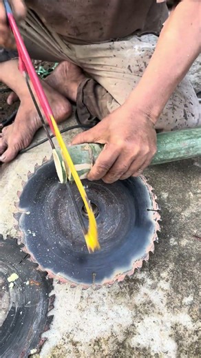 Tightening the saw using a bamboo ring #woodworking #carpenter