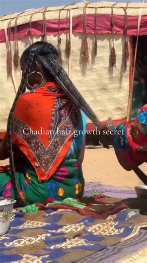 This natural long straight hair from Chad 🇹🇩, Africa, is strengthened and moisturized with Chebe powder, a traditional hair treatment that prevents breakage made from a blend of ground seeds, herbs, and spice.