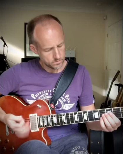 在groovy背景上进行即兴演奏，并进行更改