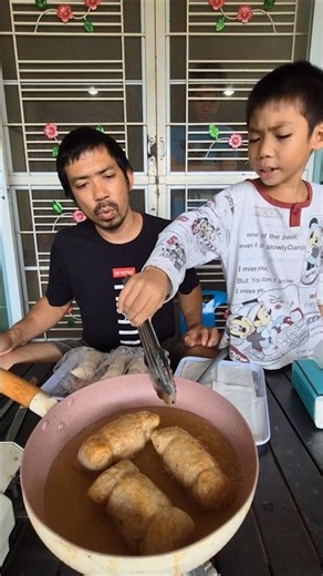 Chef Phop's wok is bouncing! 🤣 #NongPhop #pobfamily #deliciousreview #fermentedfishsausage