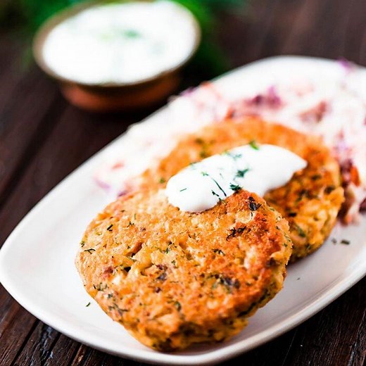 These salmon patties are flavorful, easy to make, and perfect for meal prep. Enjoy delicious salmon cakes that are crispy on the outside but flaky and tender on the inside. Full Recipe https://www.lowcarbspark.com/low-carb-keto-salmon-patties/ | Low Carb Spark