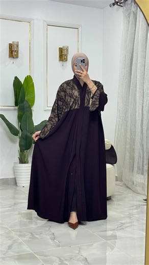‎ASRAY | اسراي‎ on Instagram: "Abaya tulle royal ⚜️🤎 Prix Abaya + foulard 5500 Da Taille standard Longueur maximale 1,70 m Tissu plasma + tulle Échange possible dans le délai de 24 h après la livraison - pas de remboursement Livraison partout en Algérie avec Yalidine express Commande uniquement par site 🔗"
