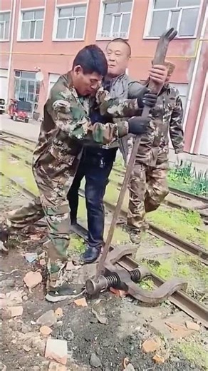 Collaborative correction process of deformed steel rails