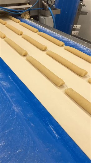Roomboter amandelstaaf🤎 Vers uit de oven, knapperig bladerdeeg en gevuld met echte amandelspijs😋 #bakkerij #ambachtelijk #behindthescenes #bakery #food #instafood #foodreels #viral #herfst | Bakker Ammerlaan