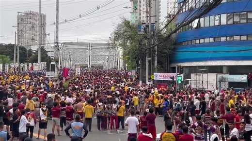 WATCH: Devotees crowd Ayala Bridge, one of the key routes for Traslacion 2026. #Nazareno2026 | via Neil Arwin Mercado, INQUIRER.net •⁠ ⁠Watch the live stream here: https://inqnews.net/Traslacion2026 •⁠ ⁠Follow live updates here: https://inqnews.net/Nazareno2026 | INQUIRER.net
