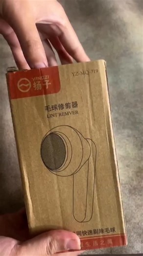 KLOKKE CHILE on Instagram: "$4800 ➡️Eliminador de pelusas recargable Perfecto para eliminar motas de pelo Sirve para la mayoría de las telas Color es al azar, blanco o verde Ocupa cable usb es recargable, demora 1 a 2 hrs en cargar y tiene una duración de uso de 3 a 4 hrs. 5 aspas SIEMPRE OCUPAR LA MAQUINA CON LA PRENDA TOTALMENTE ESTIRADA SIN PLIEGUES. 📲Compra en www.lunikoonklokkechile.cl con cualquier medio de pago o por WhatsApp +56978641302 con transferencia 🩷"