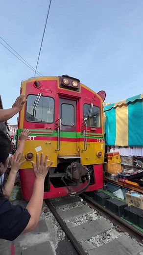 Maeklong Railway Market , salah satu pasar ter-unik di dunia , pasar yang ada di rel kereta api yang masih aktif 😱 Bisa day trip dari kota Bangkok ! #maeklongrailwaymarket #trainmarket #bangkok #market #travel #discoangel #bucketlist