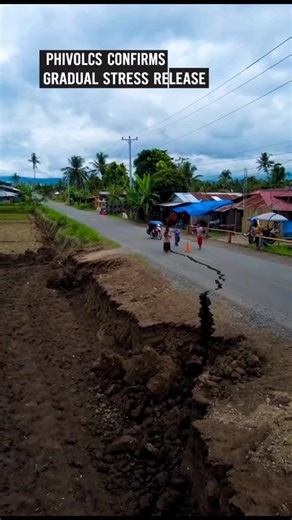 🚨 BREAKING NEWS 🚨 GROUND SPLITS AS EARTHQUAKE SWARM CONTINUES The ground is literally tearing open in Sultan Kudarat as an ongoing earthquake swarm intensifies. According to PHIVOLCS, more than 2,264 earthquakes have been recorded since January 19, caused by the gradual release of tectonic stress along the Cotabato Trench. This is not a single massive quake. This is the Earth slowly breaking apart beneath Mindanao. 📍 Sultan Kudarat, Mindanao, Philippines 📅 January 2026 ⚠️ No tsunami threat r