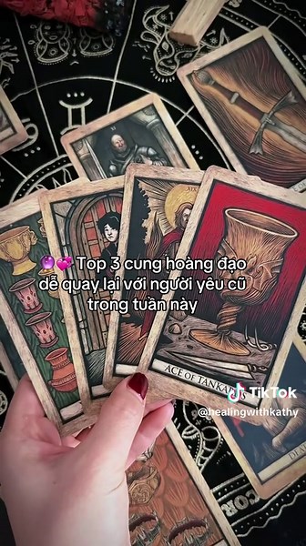 ❤️‍🔥 1. Song Tử (Gemini) Song Tử tuần này có năng lượng trở lại – nối lại – nói chuyện lại rất rõ. Người cũ bất ngờ nhớ bạn, xem story liên tục hoặc chủ động nhắn tin hỏi thăm. Một hiểu lầm cũ được tháo gỡ → mở đường cho việc làm hoà. → Duyên cũ trỗi dậy, cảm xúc chưa dứt. ⸻ 💗 2. Bọ Cạp (Scorpio) Bọ Cạp mang vibe “người cũ không quên được”. Tuần này người ấy dễ: – nhớ mạnh – mơ về bạn – stalk bạn – hoặc muốn nói một câu xin lỗi Năng lượng reconciliation cực mạnh. → Dễ quay lại nếu hai bên hạ c