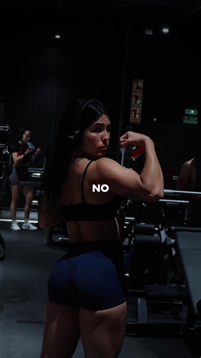 No puedes entrenar para el cuerpo que quieres si no entiendes el cuerpo que tienes ahora. No se entrena igual: – una mujer delgada sin forma – una mujer con grasa y poca masa muscular – una mujer que ya tiene glúteo, pero no estructura – una mujer que ya tiene músculo, pero no se ve estética Cada cuerpo necesita una estrategia distinta. Si eres delgada, no necesitas “definir”: necesitas construir. Si tienes grasa y poca masa, no necesitas matarte a déficit: necesitas recomposición. Si ya tienes 