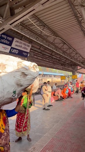 Poorva Express → SUPERFAST Parallel Overtake! 🚀 #reels #poorvaexpress #indianrailways #trending #trainspotting #viralreels #speed #thrill #locomotive #fullspeed #reelsvideo #explore #wow #superfast | Ind Rail Route