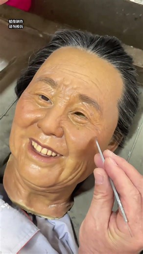 Brothers, don't be afraid! It's not a real person! Just the process of making a wax figure