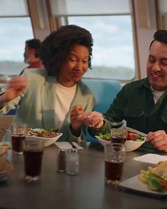 Ein Dinner mit Meerblick ist einfach einzigartig. Ob leckeres Frühstücksbuffet oder köstliches Abendessen – unsere Restaurants bieten frisch zubereitete Gerichte für jeden Geschmack. Lehne Dich zurück, entspanne Dich und genieße die Köstlichkeiten als Teil Deiner Reise. Vermisst Du etwas auf unseren Speisekarten? 🥗🍟 | Stena Line Deutschland