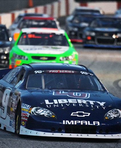 Before William Byron was a NASCAR Cup Series powerhouse winning Daytona 500s and battling for championships, he was just a teenager learning how to master the most brutal, tire-eating short track in the country. 🏁👇 Flashback to April 4, 2015: A 17-year-old William Byron rolls into the historic Greenville-Pickens Speedway for just his second career NASCAR K&N Pro Series East start. Driving the 9 Liberty University Chevy for HScott Motorsports, Byron didn’t just win—he put on an absolute masterc