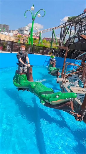 INTERACTIVE CROCODILE RIDE 🐊💦 / Vialand Istanbul