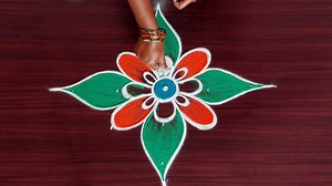 13K views · 170 reactions | Geethala muggulu  Easy Padikolam for Friday  Cute n Small Kolangal #rangolidesigns #easyrangoli #rangoli #kolamdesigns #easyrangoli #mugguludesigns #rangolidesigns #simplekolam #rangolidesign #mugguludesignswithdots #chukkalamuggulu #padikolam #geethalamuggulu #art #artdrawing #drawing #designs #fridaykolangal #rangoliartdesigns #rangoliart #mugguluart #sanskarbharathirangoli #sanskarbharathi | Rangoli kolam | Facebook