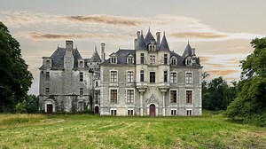 This 17th century castle is straight out of a fairy tale! #heritagebeauty #abandonedplaces #Exploration #InterestingFinds #AbandonedPlaces #explore #curious #abandonedmansion #victorianera #frenchhouse #castleexploration | Bros of Decay