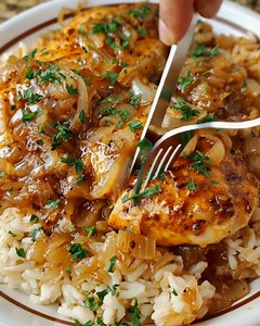 Savory Onion-Infused Chicken and Rice Delight Ingredients 2 tablespoons extra virgin olive oil 1 pound chicken breasts, diced into small chunks 1 teaspoon sea salt 1/2 teaspoon freshly ground black pepper 1 large onion, sliced thinly ...... Full Recipe in Coʍmеոτ 💬 | Food Lovers