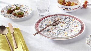 Meet Corelle Signature’s cheerful and charming Prairie Garden Red. Now at select Walmarts. #Corelle, #entertaining, #style, #design, #dinnerware, #decor, #happyhome, #tabletopdesign, #entertainingathome | Corelle
