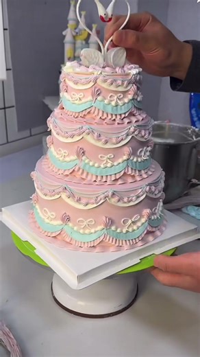 Vintage Cake Decorating Tutorial