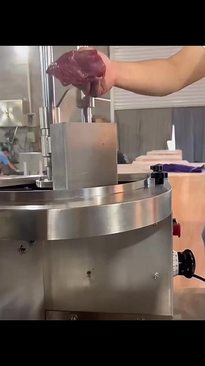 Fresh meat slicer with a 304 food-grade stainless steel body, capable of continuous operation for 8 hours, with adjustable slicing thickness from 0.5 mm to 15 mm. | Xue Yang