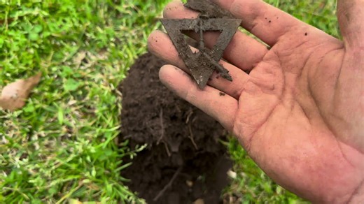 On the search for treasures in the ground. Join me with my XP Deus 2...