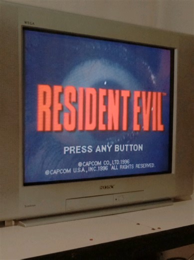 Resident Evil Biohazard バイオハザード PlayStation 1996 Resident Evil um jogo lançado em 1996, para o PlayStation e que definiu o gênero survival horror e inicialmente apresentando ao mundo uma grande série de jogos de Survival horror. #ResidentEvil #Biohazard #バイオハザード #PlayStation #retrogaming