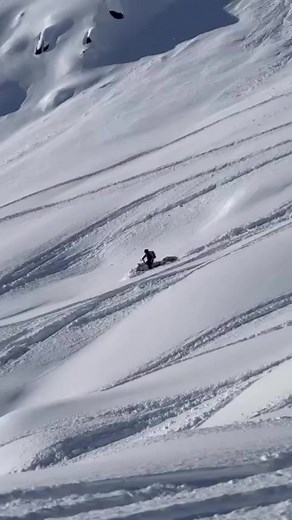 Sound up!! 🔊🔊Ouch 🔊😵 thanks for sharing @bobbyliebs ! •••••••••••••••••••••••••••••••••••••••••••••••••••••••#sled #snowmobilefails #fail #failarmy #crash #broken #pow #polaris #skidoo #arcticcat #arcticcat_snow #polarissnow #skidoosummit #skidoofreeride #skidoosnowmobiles #lynx #shredder @skidooofficial @ggb_exhaust @klim @arcticfxgraphics @amsoilinc @surecanusa @shockstrap @madrampsusa @caliberproducts @young_powersports @rpm_powersports | Snowmobile Fails
