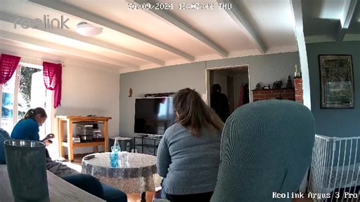 16K views · 37 reactions | Ariel, datteren til Hege Charlotte Urrang Bjordal får kjørt seg av den norske stats tjenestemenn og kvinner etter deres "lovlig fattede vedtak". https://www.facebook.com/share/v/1HqmmbKvjM/ Ariel er et megaflott navn, så høres det ut som om hun har meningers mot. Det må man ha når man går opp mot tjenestemennene og -kvinnene fra den norske stat. Hun er tøffere enn mange voksne høres det ut for. | Kim Jackobsen | Facebook