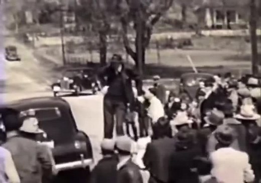 Footage of 21-year-old Robert Wadlow getting out of a car in April 1940, just three months he passed away. At the time of his death he was 8 feet, 11.1 inches tall. Read more about the tragically short life of the world's tallest man here: https://allthatsinteresting.com/robert-wadlow | All That's Interesting