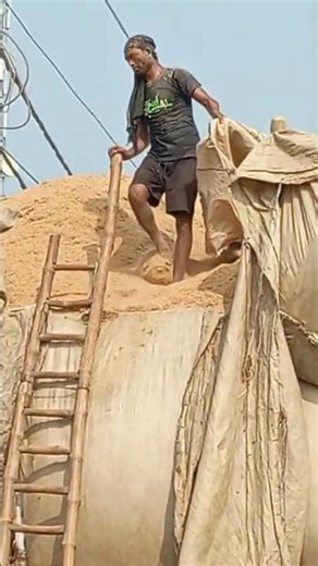 गरीबी में भी मेहनत का जुनून 💪 | ट्रक पर भूसा लादते हुए