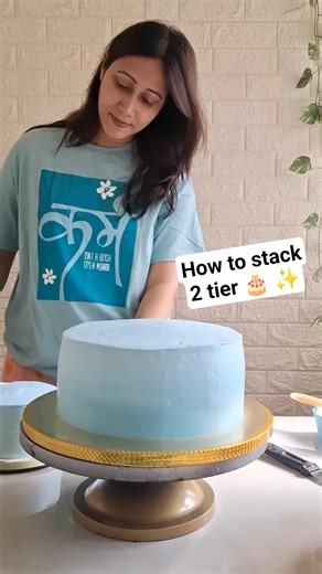 How to stack 2 tier Cake #caketutorial #cake #cakedecorating #shorts #viral #youtubeshorts