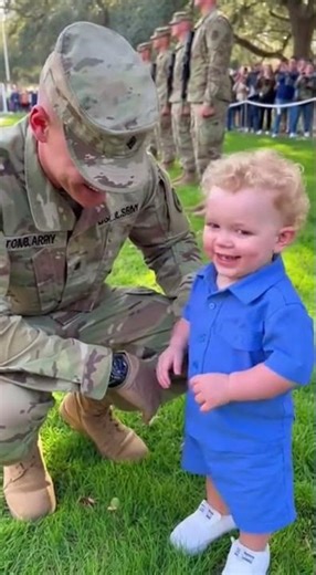 Little Boy Walks Behind the Soldiers… The Crowd Can’t Stop Smiling 🥹🇺🇸 #funny #dadlife #army #baby