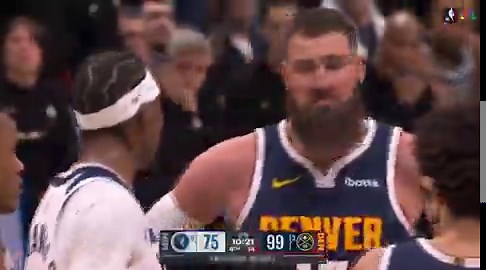 Jaden McDaniels shoving match with Jonas Valanciunas, Ayo Dosunmu steps in and picks up the technical foul