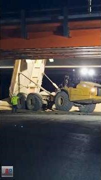 CAT 972M XE & 745 Schütten Fallbett bei Brückenabbruch