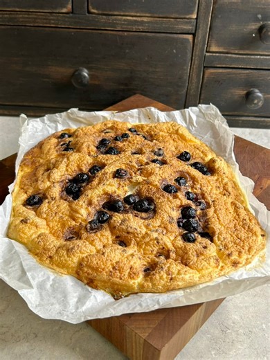 Blueberry Cheesecake CLOUD BREAD ☁️ 🍞 ✅ Entire Bread = 280 CAL, 38p, 22c & 1f. ☁️ 1 cup egg whites. ☁️ 1/2 cup low fat cottage cheese. ☁️ 1/2 cup blueberries. ☁️ 1 Tbsp instant cheesecake zero pudding mix. ☁️ 2 stevia in the raw packets. ☁️ pinch of salt. ☁️ top with sugar free syrup. ✅ air fry 325 for 15 - 20min until cooked through. #cloudbread #blueberrycheesecake #proteinrecipes | Jamie Dugan