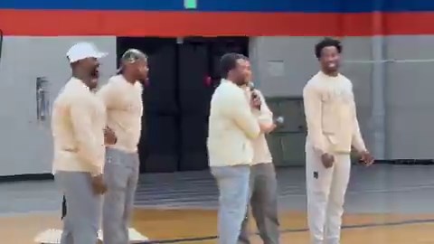 High school kid: “The #Bears beat y’all. In the first round! What happened?”#Packers Randall Cobb: “I’m going to pass the mic because the Bears never beat me like that.” Hands off microphone to Evan Williams. “Man…”