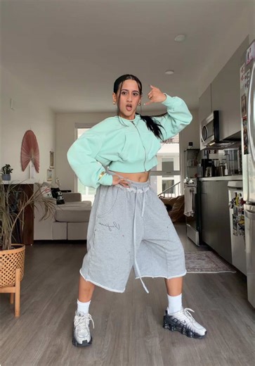 Learn the Spaghetti Dance with LE SSERAFIM