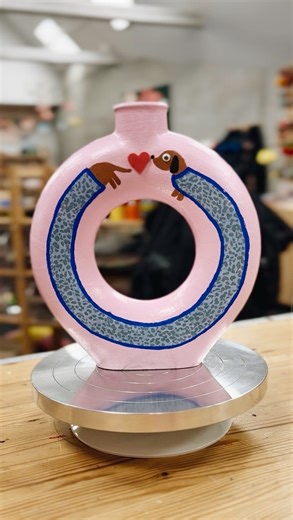 KREAVÆRK on Instagram: "Vov eller Wow?? Lad fantasien råde og mist fornemmelsen for tid og sted for en stund med vores dekorations-ø 🎨🫟🧑‍🎨 I daglig tale - dimsedutstationen 😉 Vi hjælper dig igang og når du er færdig - ja, så rydder vi alt op efter 👌 fristende ik? #kreaværksted #kreahygge #kreaværk #dimsedutstationen #dekoration @decopatch_officiel"