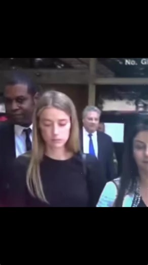 عام 2016 أمبر هيرد أخذت أمرًا تقييديًا بعد الإبلاغ عن عنف منزلي قبل الحملات قبل الترند قبل أن يصبح الألم مادة ترفية في 2016 القاضي منحها أمرًا تقييديًا بعد أن رأى الكدمات بنفسه خرجت بلا مكياج أمام العالم بوجه متعب وجسد يؤلم ومع ذلك لم يكن هذا كافيًا ليصدقوها لأن الطرف الآخر كان نجمًا أكبر ولأن بعض الناس لا يصدقون الضحية إذا كانت تواجه رجلًا مشهورً ❤️‍🩹#amberheard