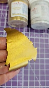 We have a little treat for you preparedby fabulous Cake is Love by Jenny. Check out how to create edible gold flakes at home using Saracino gold lustre powder colour! And you can achieve the same effect with all Saracino lustre powder colours! Method: 1. Place two tablespoons of edible glue in a bowl.Check our previous reel to learn how to make an edibleglue at home. 2. Add a teaspoon of your Saracino lustre powder. 3. Mix well until blended. 4. Prepare your smooth silicone mat by brushing gold 