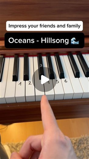 Fabrice Breuss | Piano Teacher on Instagram: "Oceans - Hillsong 🌊 (Easy Full Tutorial) . #piano #tutorial #pianolessons #oceans #hillsong"
