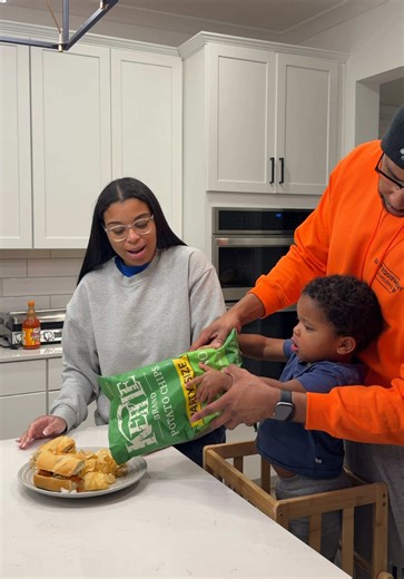 Making our favorite sub! 🥪 The ending though pleaseee he is so funny 😭