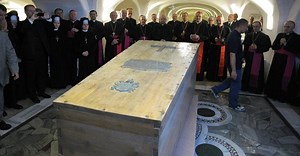 Caixão de papa João Paulo II é retirado do túmulo