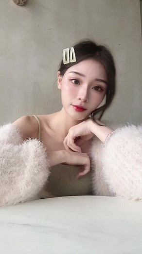 Expressive Hand Gestures to Communicate Emotions