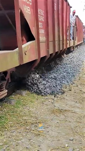 रेलवे ट्रैक के किनारे पत्थर क्यों डालते हैं? असली वजह चौंका देगी! #RailwayFacts #IndianRailways