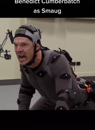 Benedict Cumberbatch as Smaug #fakefire⚠️ #fakebloodwarning⚠️ #fakebatte⚠️ #fakesword⚠️ #fakebody #fakefighting⚠️ #fakeviolence⚠️ #fakeexploison⚠️fake #fakesituation⚠️ #fakewar⚠️ #fakedamage⚠️ #lotr #lotrtok #fypage #fyp #acting #act #actor