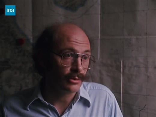 Khe Sanh, 1980,thanh niên đi xây dựng vùng Kinh tế mới và cảnh quay những người dân miền Bắc lên tàu vào Khe Sanh. ---------------------------- Le Vietnam de l'après guerre, 4ème volet. Retour sur la base de Khe Sanh abandonnée, dans la zone des hauts plateaux et sur laquelle on va implanter une zone économique : ce sont les jeunes communistes qui se portent volontaires pour reconvertir la terre rouge très riche du point de vue agricole après avoir déminé. [Việt Nam sau chiến tranh, phần 4. Trở 