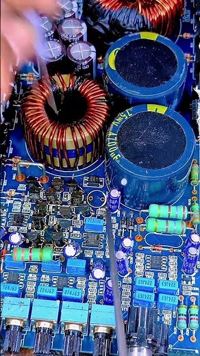 How to install a capacitor correctly, according to its poles #learnelectronics #basicselectronics