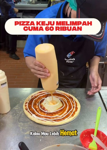 Pizza keju topping daging melimpah cuma 60 ribuan?! 😱🍕 Medium HT Cheese Volcano Meatmax ini kejunya lumer banget, dagingnya banyak, rotinya lembut 🤤 Mau lebih hemat? Paket bukber keju 2 medium cuma 105 ribu loh! Klik tag lokasi di video ini, pilih voucher, payment, dan redeem di Domino’s Pizza terdekat 🏃‍♀️🔥 Buruan sebelum promonya habis! #foodrayakankepulangan #RayaPenuhRasa #promoseruweekend